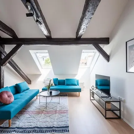 Zesty Family Friendly Elevator Access Old Town Apartment Prague Exterior photo
